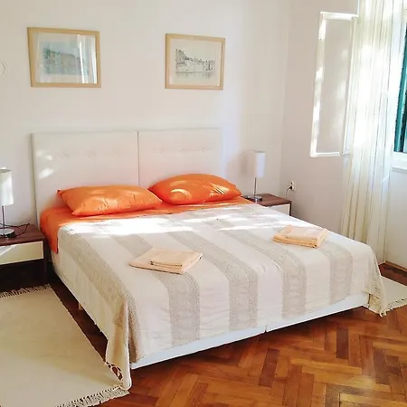 Apartment Sonata Split